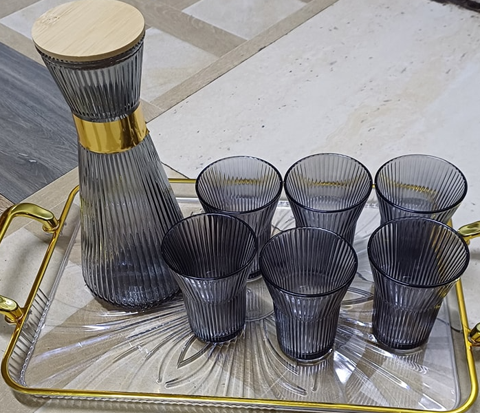 დოქი ჭიქებით მინის