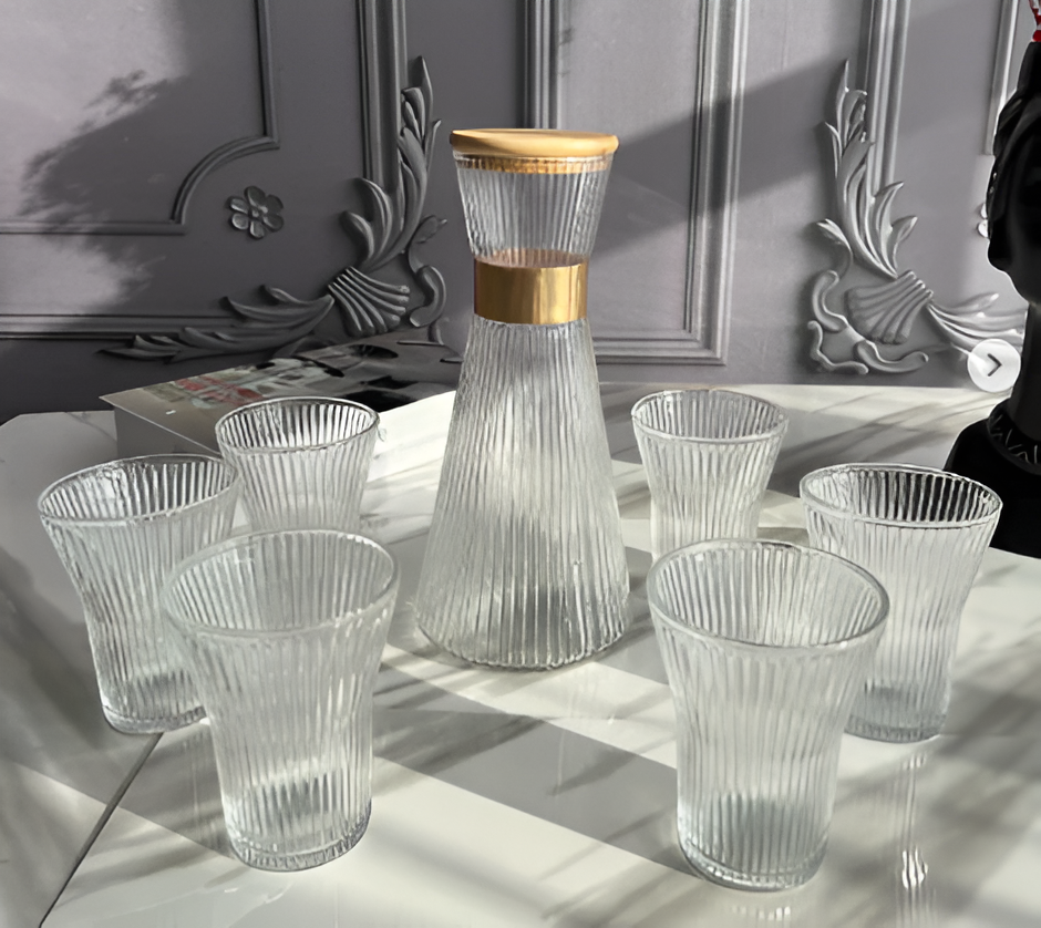 მინის დოქი ჭიქებით