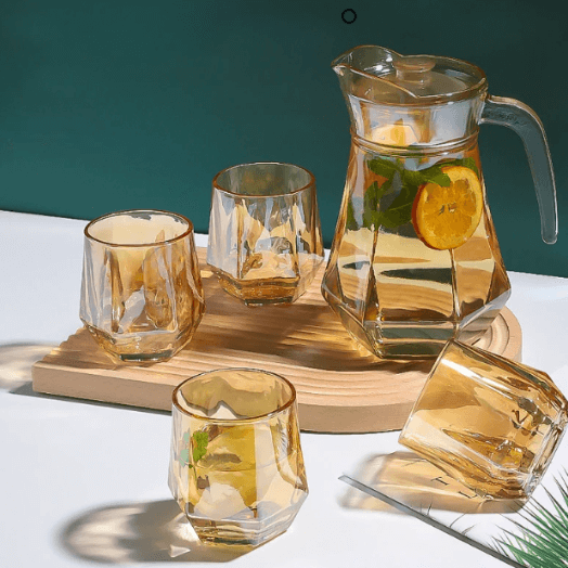 გრაფინი და ჭიქები მინის ოქროსფერი