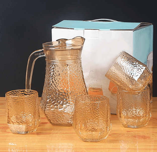 მინის გრაფინი და ჭიქები